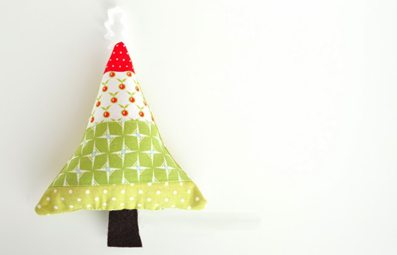 fabric scraps ornament tutorial | christmas ornaments to sew
