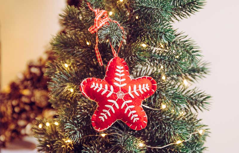 small portable tabletop decorated christmas tree | christmas ornaments to sew
