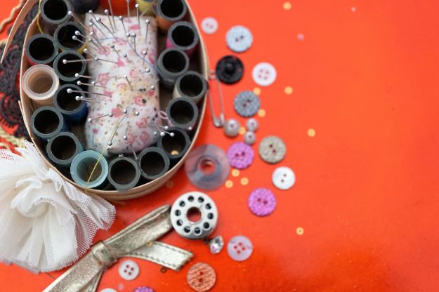 How To Make Your Own DIY Pin Cushion Wrist Cuff For Easy Sewing