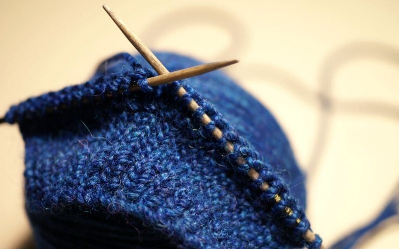 knitting a blue wool | cable knitting for beginners 