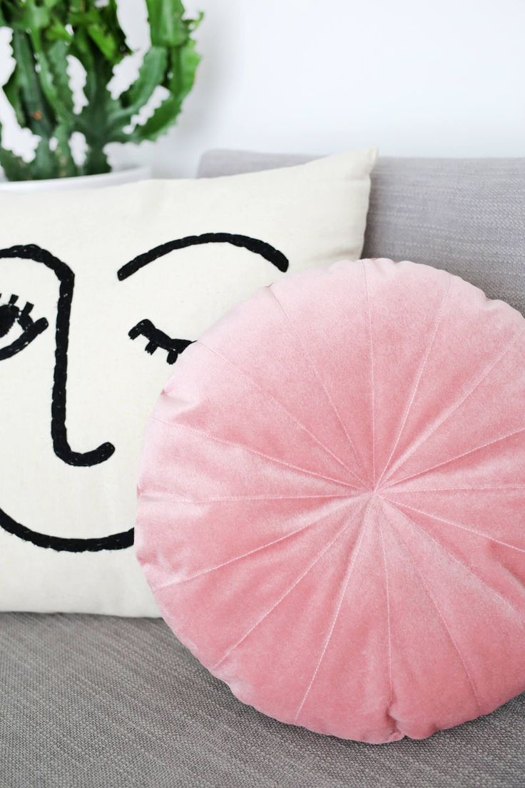 Round velvet pillow DIY