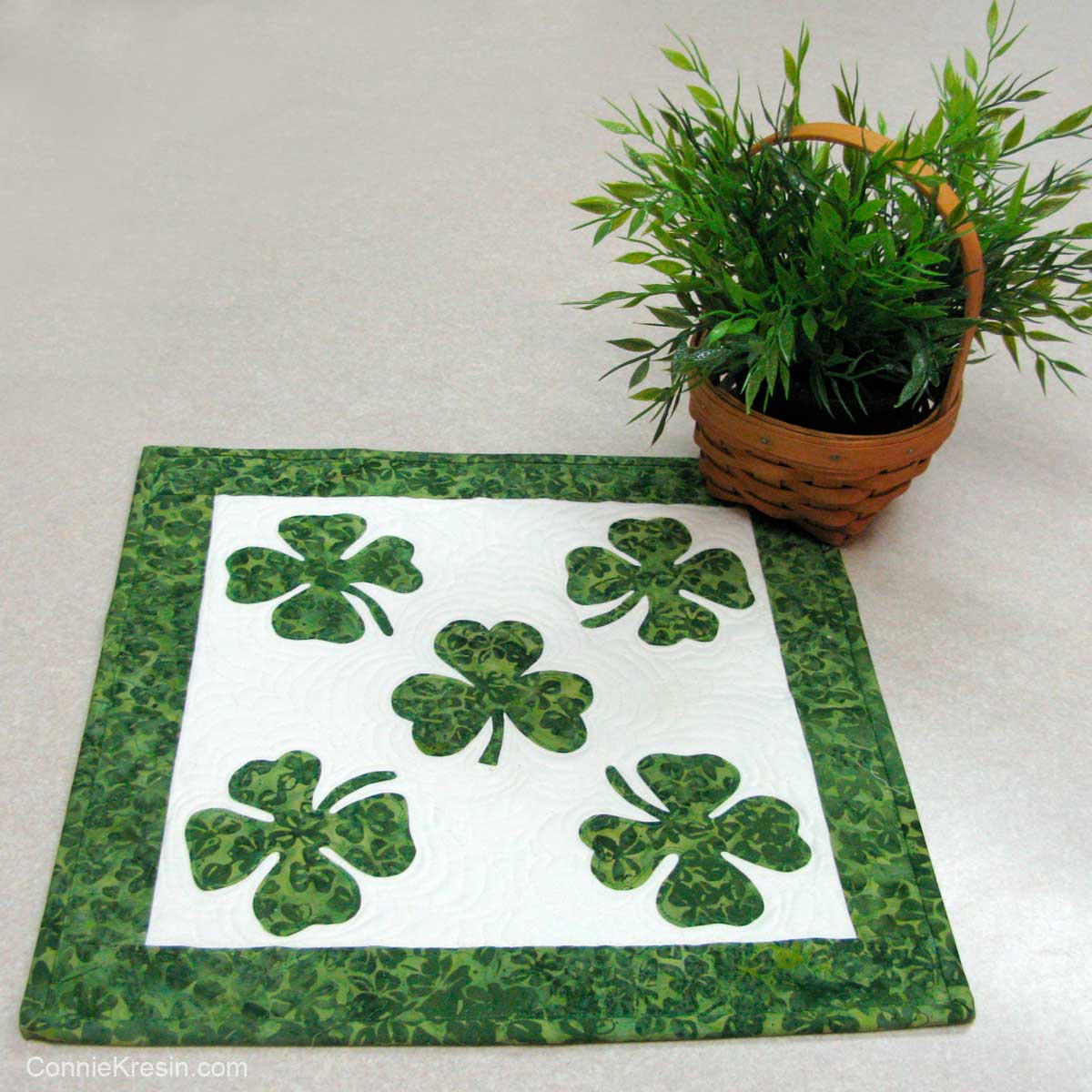 St. Patrick’s Day Table Topper | Easy St Patrick’s Day Decorations | Sewing Projects | Featured