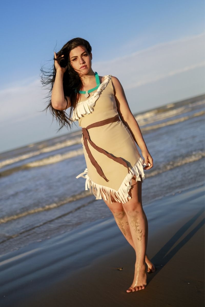 Riminicomix Cosplay 2016 cosplayer around the beach of Adriatic Seaside pocahontas | last minute plus size halloween costumes 