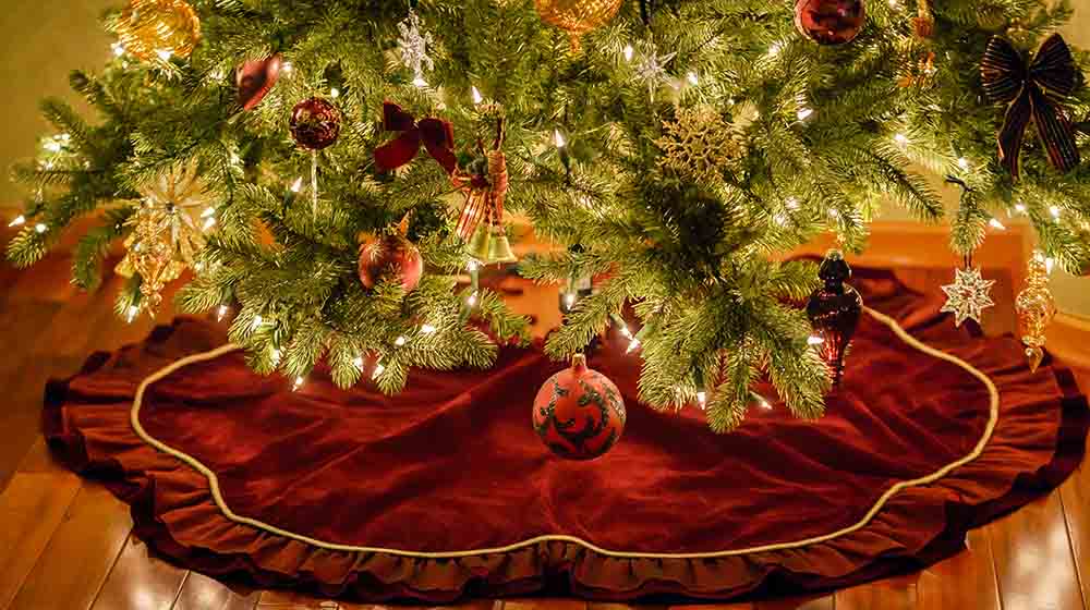 christmas tree ornaments skirt | Christmas Tree Skirt Ideas You’d Love To Sew | Featured