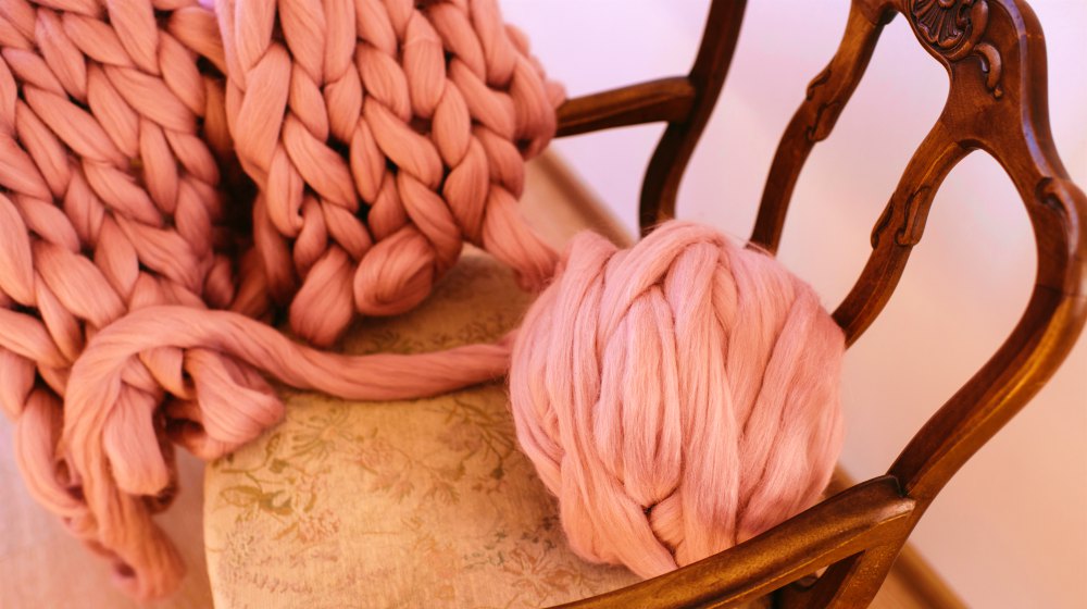 Giant knit blanket DIY | How to make chunky knit blanket | How To Make Your Own Chunky Knit Blanket To Cozy Up Your Day | Sewing.com | Featured