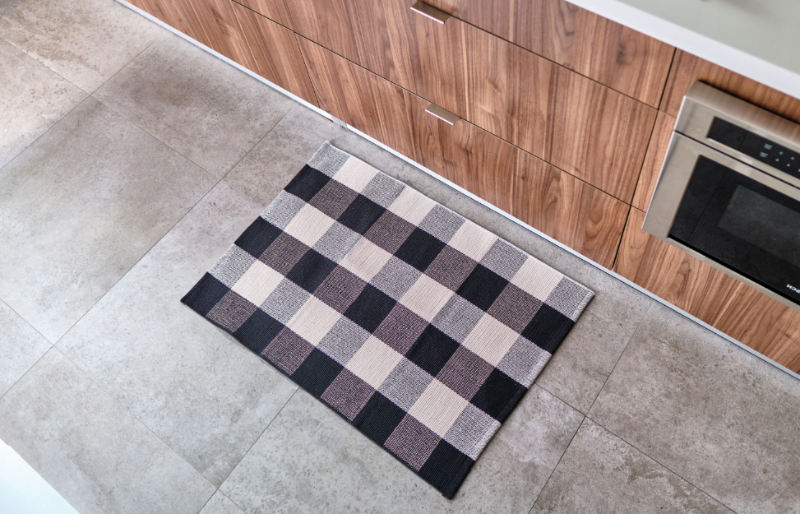floor mat on tile kitchen | diy home decor projects