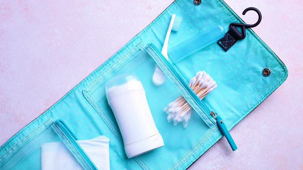 hanging bag | How To Sew A Hanging Toiletry Bag For Easier Packing and Unpacking | hanging toiletry bag pattern | featured
