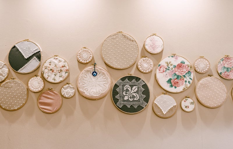 hoops circle embroidery decoration on wall | diy home decor projects