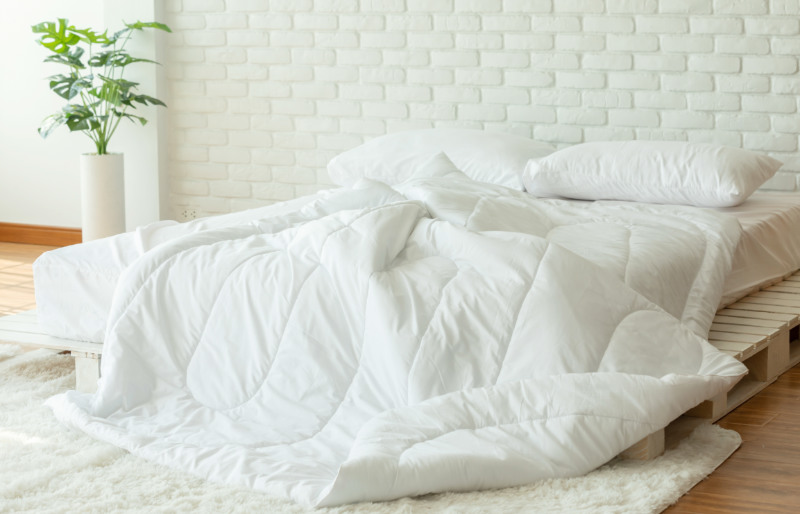 messed bed white pillow duvet blanket | diy home decor projects