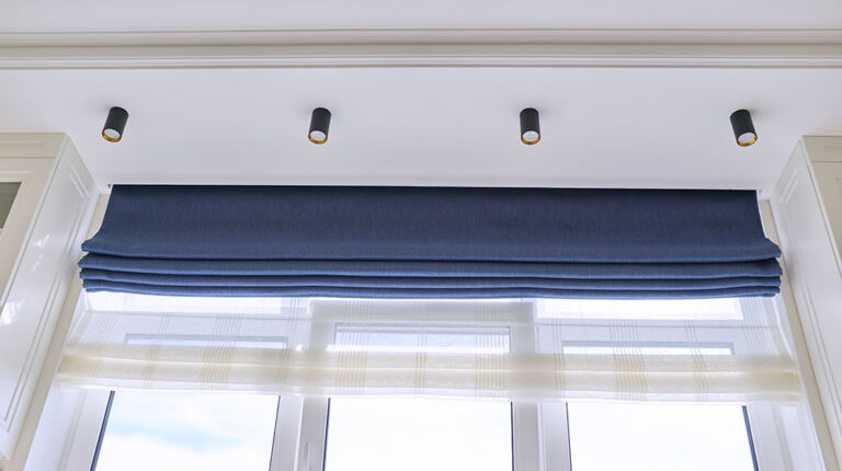 roman blind interior detail close curtain | Fantastic DIY Roman Shades Sewing Tutorials And Ideas | Featured